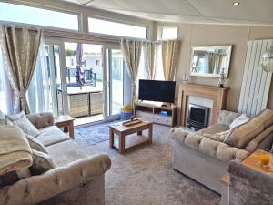 un soggiorno con due divani e una televisione di Lula Lodge a Scarborough