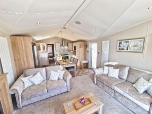 un soggiorno con due divani e un tavolo di Lula Lodge a Scarborough Altre 46 foto