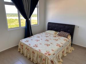 コタバルにあるRaudhah Homestay Kelantan River Viewの窓付きのベッドルームのベッド1台