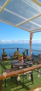 a table and chairs under a tent with a view of the ocean at Las Vistas Apartament in La Rambla