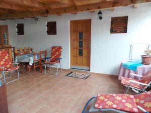 una stanza con tavolo, sedie e porta in legno di Apartments in Karlobag - Velebit Riviera 17083 a Karlobag (Carlopago)