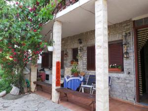 una casa con un tavolo e sedie su un patio di Apartments in Karlobag - Velebit Riviera 17083 a Karlobag (Carlopago) Altre 5 foto