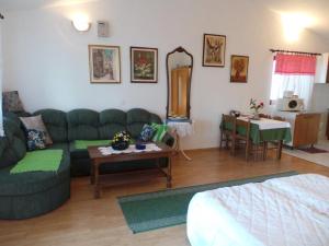 un soggiorno con un divano e un tavolo di Apartments in Karlobag - Velebit Riviera 17083 a Karlobag (Carlopago)
