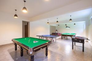 Una mesa de billar en Moustache Select Manali