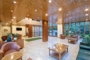 Un lugar para sentarse en Moustache Select Manali 50 fotos más