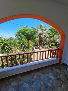 a balcony with a view of a garden at SPITIKARIOTIKO Garden home in Mesochórion