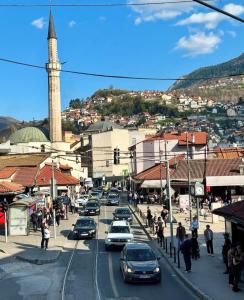 萨拉热窝Apartments Old Town的一条繁忙的城市街道,路边有汽车