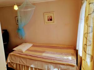 une petite chambre avec un lit dans une pièce dans l'établissement Single bedroom, outside toilet, shower, kitchen. 120 m from Sandbach, à Bräcke