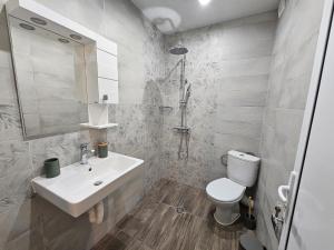 ヴァルナ・シティにあるStudio Jadeの洗面台とトイレを備えた白いバスルーム +27枚の写真