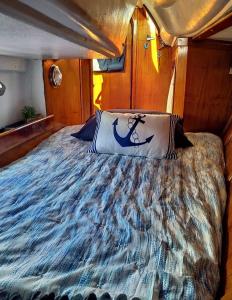 Ένα ή περισσότερα κρεβάτια σε δωμάτιο στο Houseboat - Faro in Ria Formosa