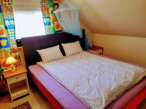 Postel nebo postele na pokoji v ubytování Small bedroom, outside toilet, shower kitchen, 120 m from Sandbach