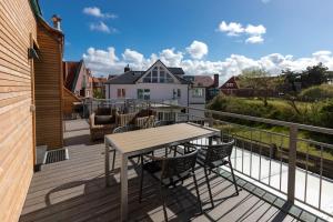 于斯德Wohnung Bontje的一个有桌子和椅子的木甲板