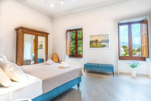 ein Schlafzimmer mit einem Bett und zwei Fenstern in der Unterkunft Maramia Luxury Apartment in Sant'Agnello + 26 Fotos