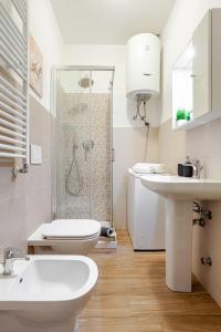 a bathroom with a shower and a toilet and a sink at San Siro-A 10 min a piedi da San Siro con WIFI in Milan +10 photos
