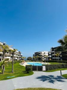 Blick auf einen Pool in einem Resort in der Unterkunft Beleef Spanje new luxury apartment with sea view in Orihuela