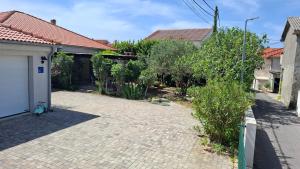 a courtyard in a house with a driveway at Barbat 249 in Barbat na Rabu