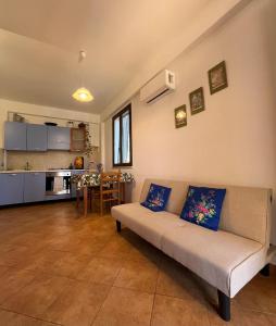 a living room with a couch and a kitchen at Il Giardino del Sole in Villagrazia