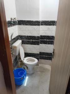 Ένα μπάνιο στο New Frezon hostel
