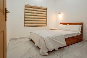 Un pat sau paturi într-o cameră la Yellow leaves Home stay- 3BHK Luxury Villa