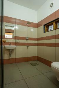 O baie la Yellow leaves Home stay- 3BHK Luxury Villa +16 fotografii