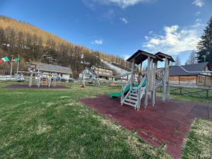 une aire de jeux avec un toboggan dans un parc dans l'établissement carlotta&paola, à Borgata Sestriere