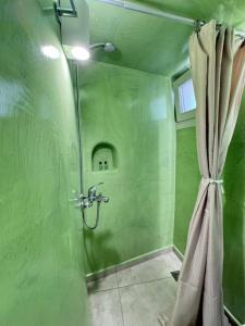 Koupelna v ubytování Studio Canava Santorini by ΜΡS