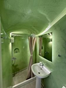 Koupelna v ubytování Studio Canava Santorini by ΜΡS