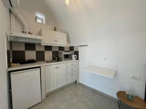 Nhà bếp/bếp nhỏ tại Studio Canava Santorini by ΜΡS