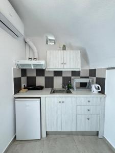 Kuchyň nebo kuchyňský kout v ubytování Studio Canava Santorini by ΜΡS + 4 fotografie