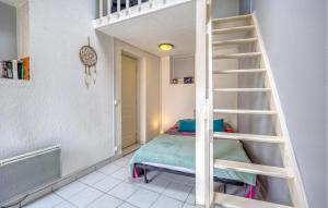 una camera con un letto a castello e una scala di Stunning Home In Meschers-Sur-Gironde a Meschers-sur-Gironde