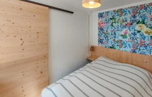 Ένα ή περισσότερα κρεβάτια σε δωμάτιο στο 1 Bedroom Cozy Home In L'épine