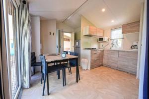 Η κουζίνα ή μικρή κουζίνα στο Camping 4 étoiles - Parc aquatique - ccafefi +16 φωτογραφίες