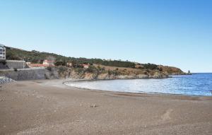 una spiaggia con una costa rocciosa e l'oceano di 1 Bedroom Nice Home In Banyuls Sur Mer a Banyuls-sur-Mer