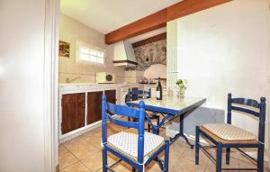 una cucina con tavolo e sedie blu di 1 Bedroom Nice Home In Banyuls Sur Mer a Banyuls-sur-Mer