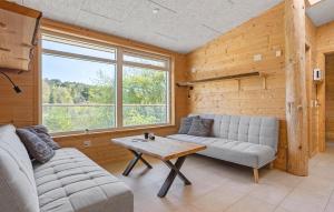 Posezení v ubytování Beautiful Home In Ebeltoft With Sauna + 17 fotografií