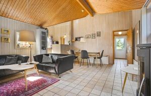 Kuchyň nebo kuchyňský kout v ubytování Beautiful Home In Ebeltoft With Sauna