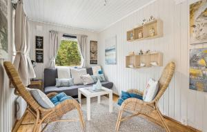 Ruang duduk di 4 Bedroom Beautiful Home In Lødingen
