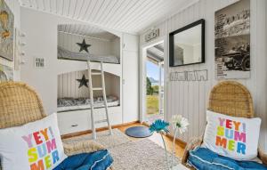 Ruang duduk di 4 Bedroom Beautiful Home In Lødingen