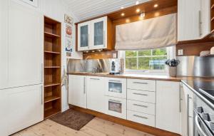 Dapur atau dapur kecil di 4 Bedroom Beautiful Home In Lødingen