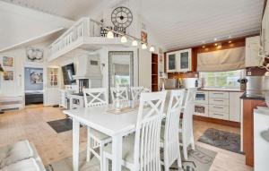 Dapur atau dapur kecil di 4 Bedroom Beautiful Home In Lødingen