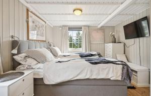 Katil atau katil-katil dalam bilik di 4 Bedroom Beautiful Home In Lødingen