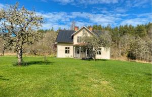 a white house in a field of green grass at 3 Bedroom Gorgeous Home In Mörlunda in Mörlunda +5 photos