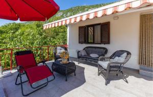 Patio nebo venkovní prostory v ubytování 2 Bedroom Stunning Home In Drivenik