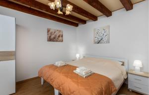 Postel nebo postele na pokoji v ubytování 2 Bedroom Stunning Home In Drivenik