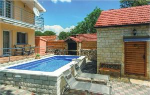 una piscina en el patio trasero de una casa en Cozy Home In Primorski Dolac, en Primorski Dolac 23 fotos más