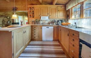 Η κουζίνα ή μικρή κουζίνα στο 5 Bedroom Beautiful Home In Onsala