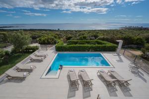 basen z leżakami i basen w obiekcie Villas Royal I with Private Pool w Novalji