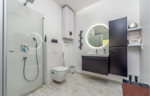 PotocnicaにあるVilla Hannahのトイレ、洗面台、鏡のあるバスルーム