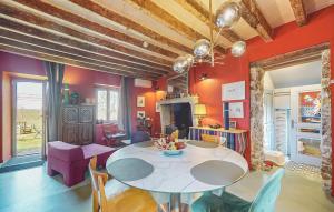Χώρος καθιστικού στο Amazing Home In Villaines-La-Gonais