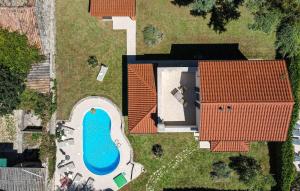 una vista dall'alto di una casa con piscina di Villa Orchidea a Višnjan (Visignano)